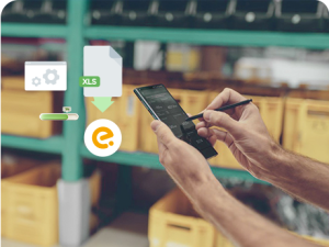 Obrazek przedstawia osobę pracującą w sklepie dzięki integracji systemów